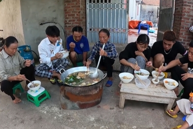 Bà Tân Vlog nấu nồi lẩu với miếng thịt có màu đen kì lạ, liệu thưởng thức xong có vấn đề gì không?