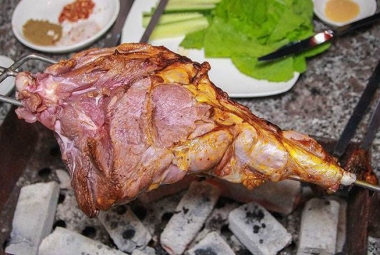 Ăn Gì Ở Bình Thạnh? Lẩu Dê Cây Bàng Là Gợi Ý Không Thể Bỏ Qua